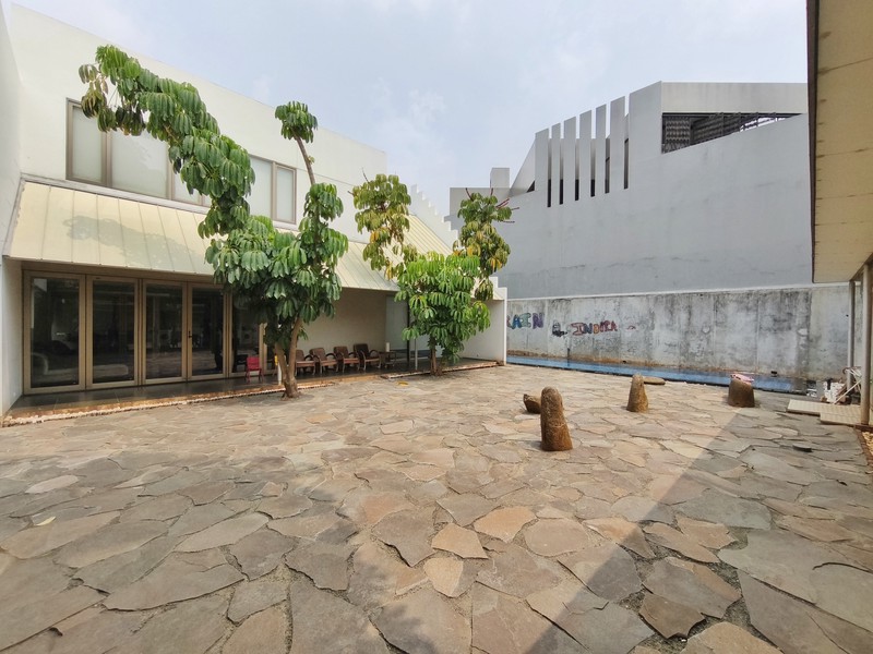 Rumah Villa Gading Indah Kelapa Gading 1410 m2, taman luas, paviliun
