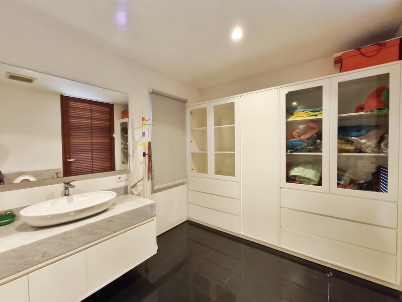 Rumah Villa Gading Indah Kelapa Gading 1410 m2, taman luas, paviliun