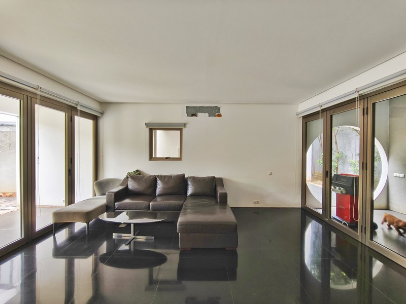 Rumah Villa Gading Indah Kelapa Gading 1410 m2, taman luas, paviliun
