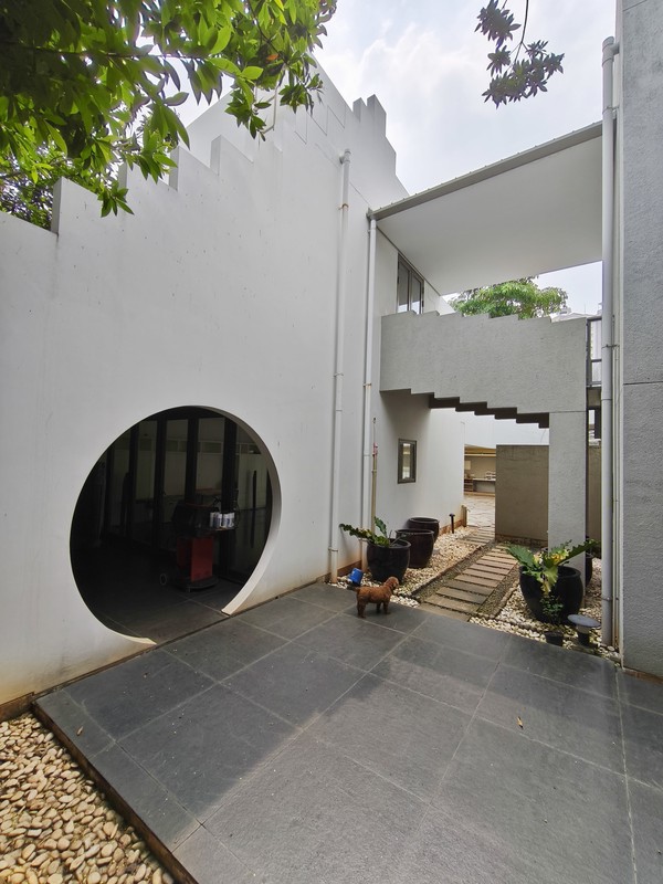 Rumah Villa Gading Indah Kelapa Gading 1410 m2, taman luas, paviliun
