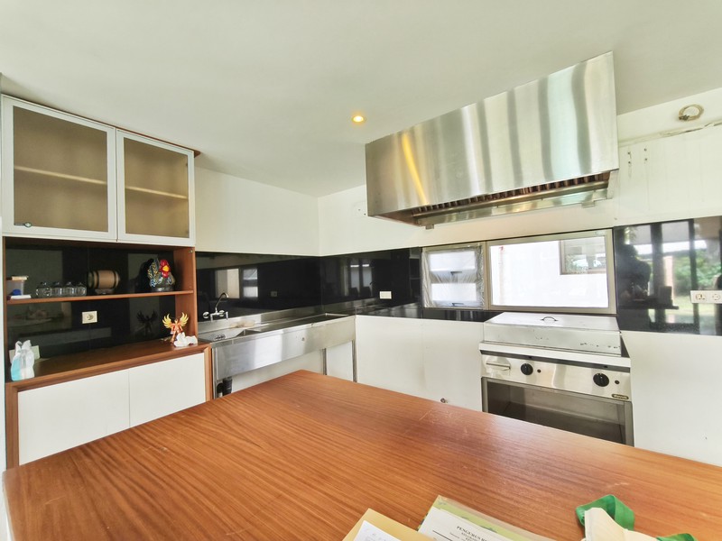 Rumah Villa Gading Indah Kelapa Gading 1410 m2, taman luas, paviliun