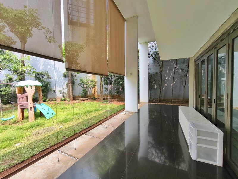 Rumah Villa Gading Indah Kelapa Gading 1410 m2, taman luas, paviliun