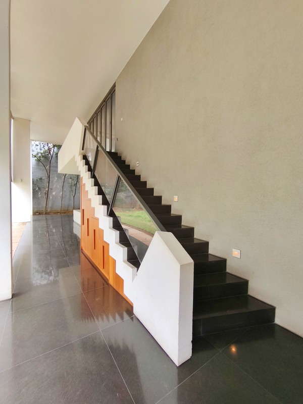 Rumah Villa Gading Indah Kelapa Gading 1410 m2, taman luas, paviliun