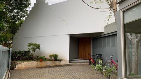 Rumah Villa Gading Indah Kelapa Gading 1410 m2, taman luas, paviliun