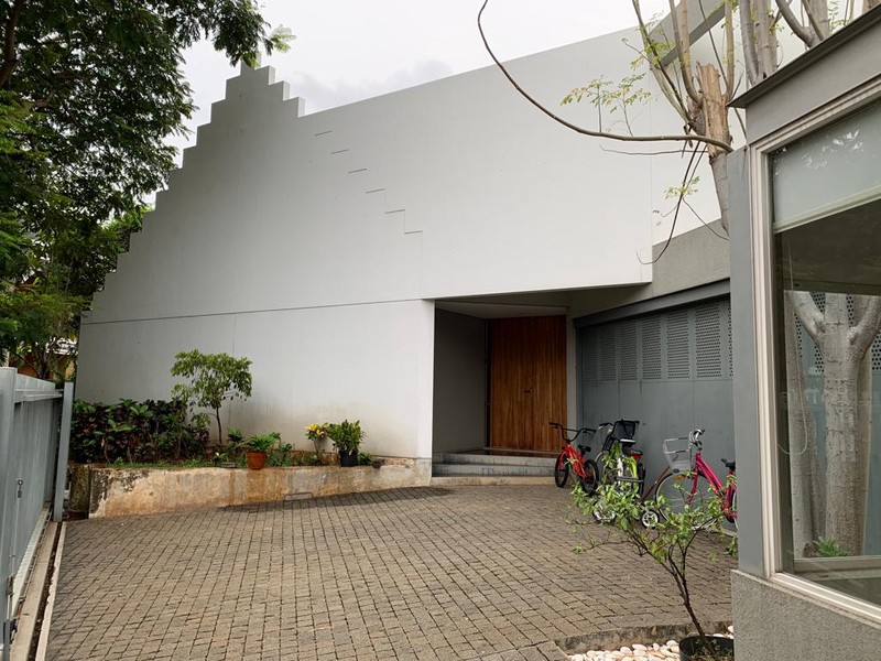 Rumah Villa Gading Indah Kelapa Gading 1410 m2, taman luas, paviliun