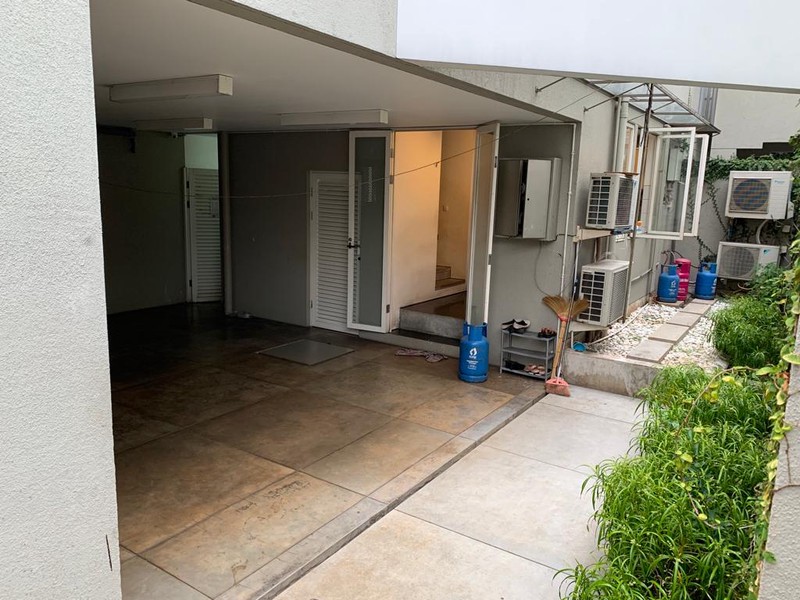 Rumah Villa Gading Indah Kelapa Gading 1410 m2, taman luas, paviliun