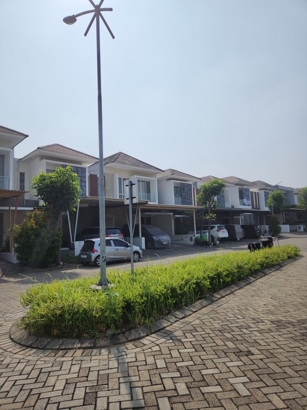 Dijual Rumah Royal Residence Wiyung Surabaya Row Jalan Lebar 4 Mobil Spesial Lokasi - Cantik Siap Huni Dekat Dian Istana, Wisata Bukit Mas, Citraland, Pakuwon Mall, Ptc, Supermall