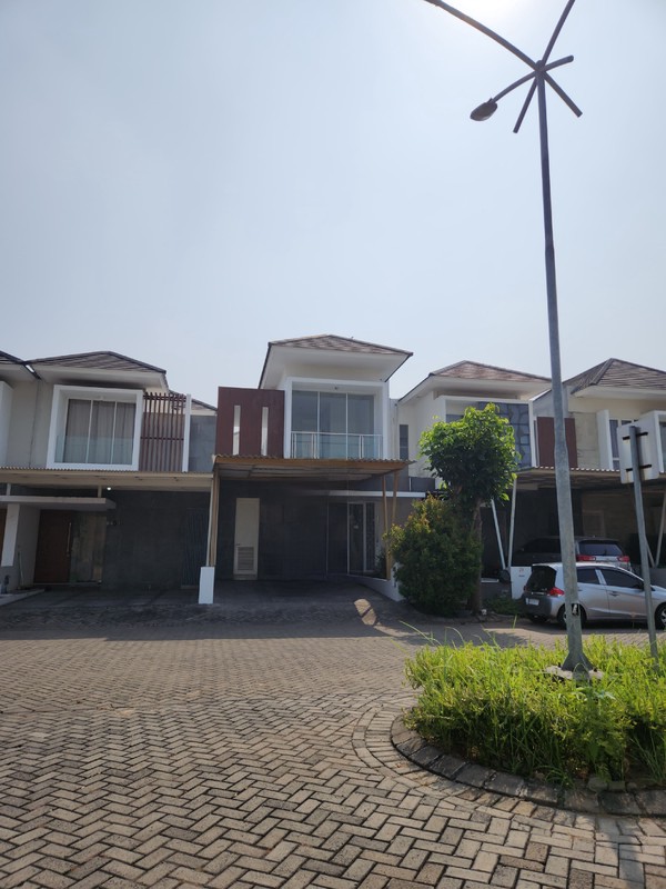 Dijual Rumah Royal Residence Wiyung Surabaya Row Jalan Lebar 4 Mobil Spesial Lokasi - Cantik Siap Huni Dekat Dian Istana, Wisata Bukit Mas, Citraland, Pakuwon Mall, Ptc, Supermall