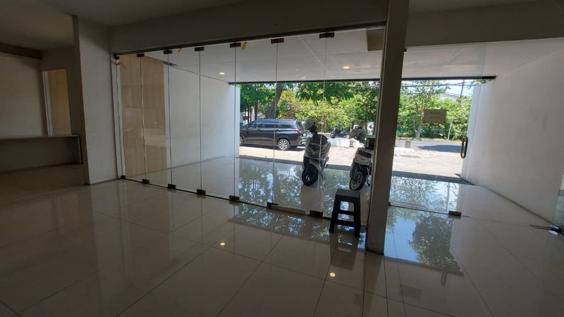 Exceptional Modern Office Building - Strategic Location, Great Exposure