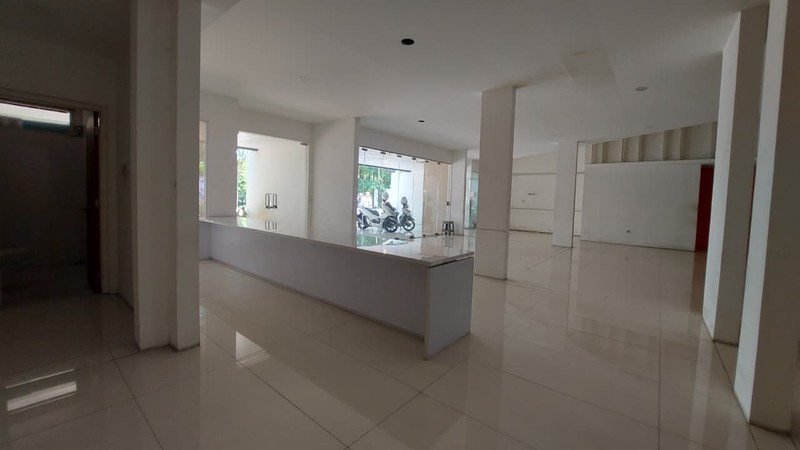 Stylish Modern Office Building for Sale - Prime Location with Excellent Access & Natural Light