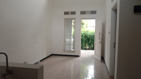 Rumah Siap Huni ada Living Room dan Dining Room dengan Hunian Nyaman dan Asri di Bintaro