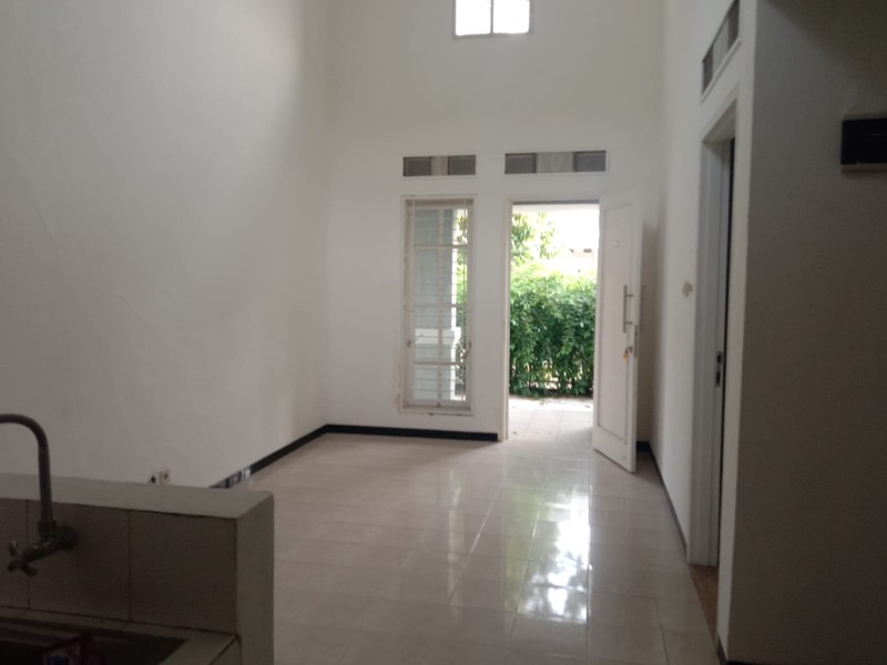 Rumah Siap Huni ada Living Room dan Dining Room dengan Hunian Nyaman dan Asri di Bintaro