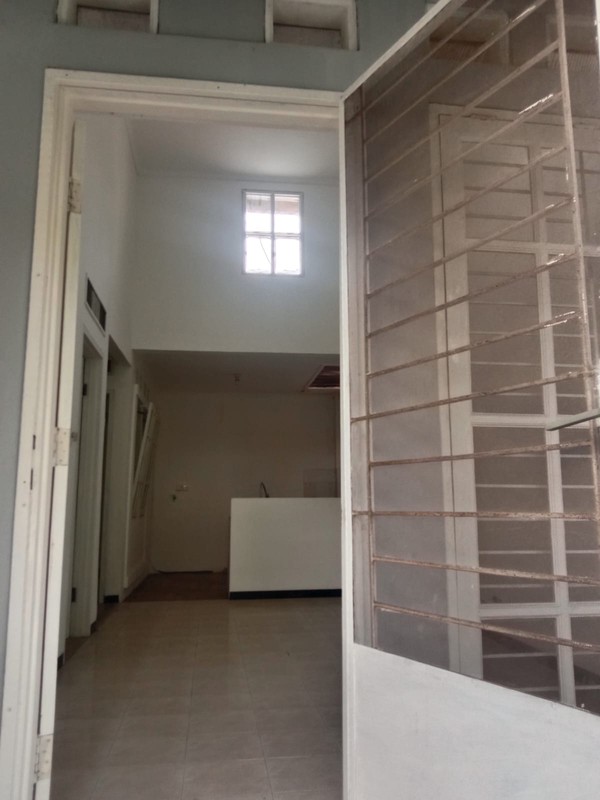Rumah Siap Huni ada Living Room dan Dining Room dengan Hunian Nyaman dan Asri di Bintaro