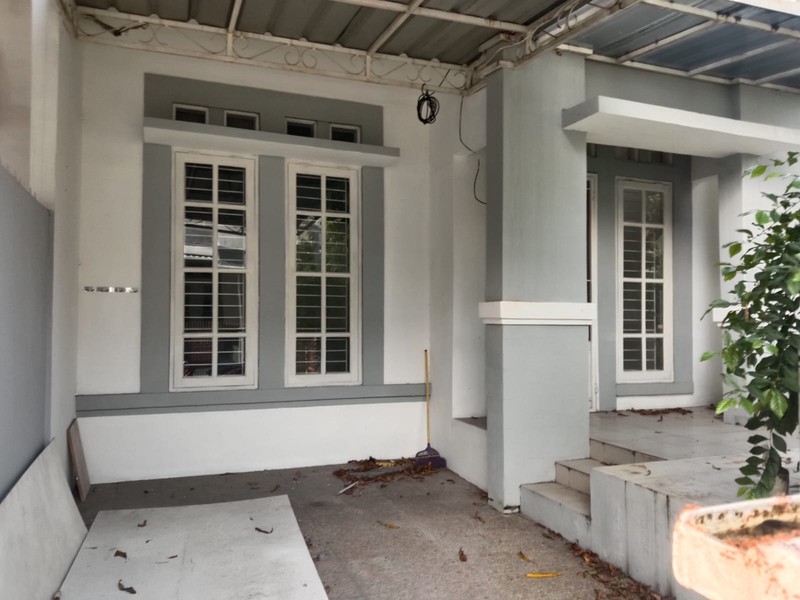 Rumah Siap Huni ada Living Room dan Dining Room dengan Hunian Nyaman dan Asri di Bintaro