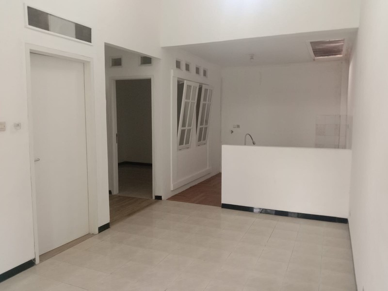 Rumah Siap Huni ada Living Room dan Dining Room dengan Hunian Nyaman dan Asri di Bintaro
