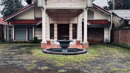 Rumah Lama dengan Halaman Sangat Luas 2 Lantai di Kelurahan Tanah Baru, Kecamatan Beji