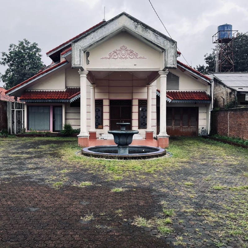 Rumah Lama dengan Halaman Sangat Luas 2 Lantai di Kelurahan Tanah Baru, Kecamatan Beji