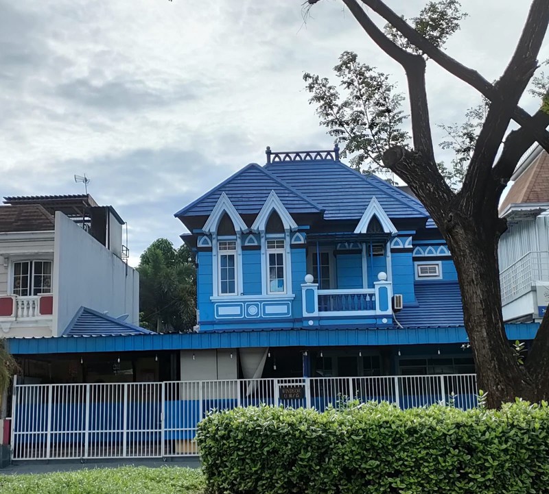 Rumah Besar di Boulevard Kota Wisata Siap Untuk Usaha