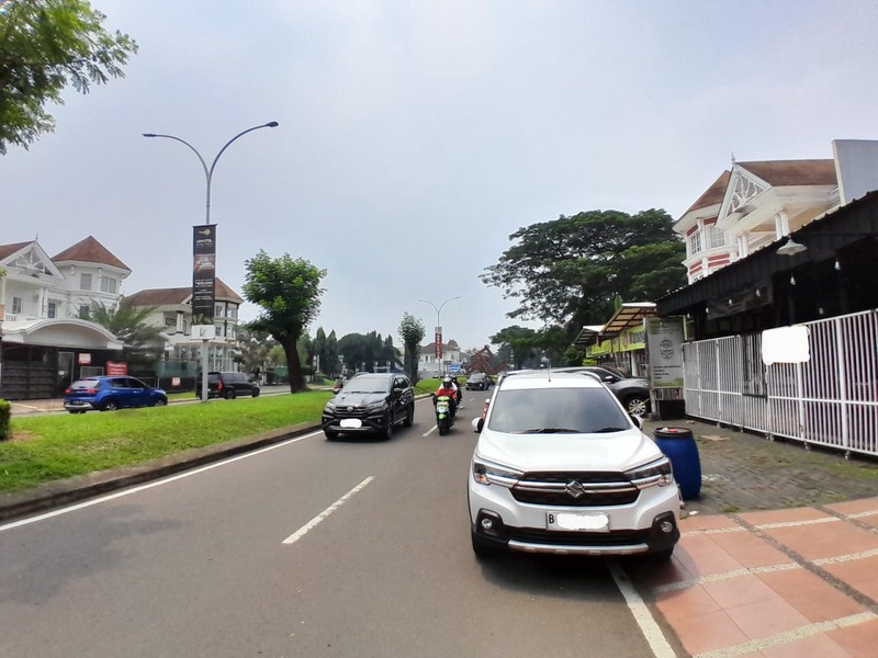 Rumah Besar di Boulevard Kota Wisata Siap Untuk Usaha