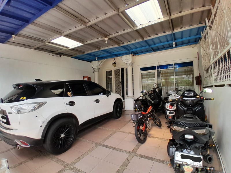 Rumah Besar di Boulevard Kota Wisata Siap Untuk Usaha