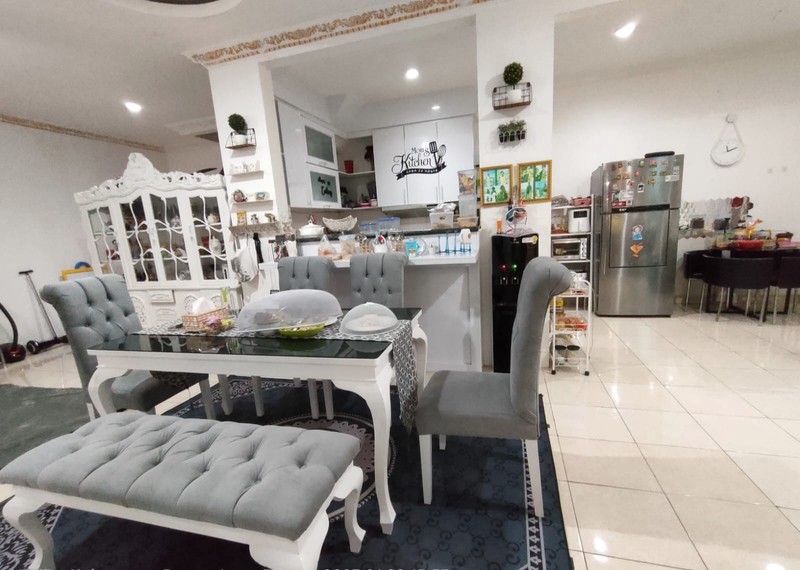 Rumah Besar di Boulevard Kota Wisata Siap Untuk Usaha