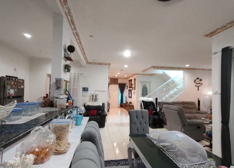 Rumah Besar di Boulevard Kota Wisata Siap Untuk Usaha