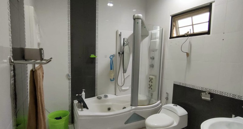 Rumah Besar di Boulevard Kota Wisata Siap Untuk Usaha