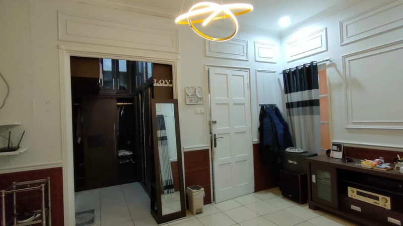 Rumah Besar di Boulevard Kota Wisata Siap Untuk Usaha