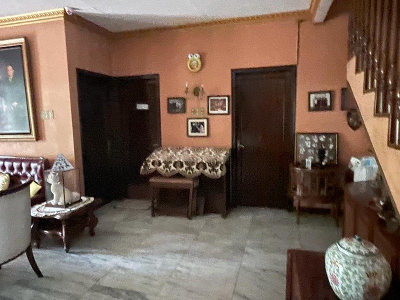 Rumah Mewah 2 Lantai Halaman Depan Belakang Luas Dekat MRT