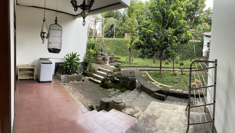 Rumah Mewah 2 Lantai Halaman Depan Belakang Luas Dekat MRT