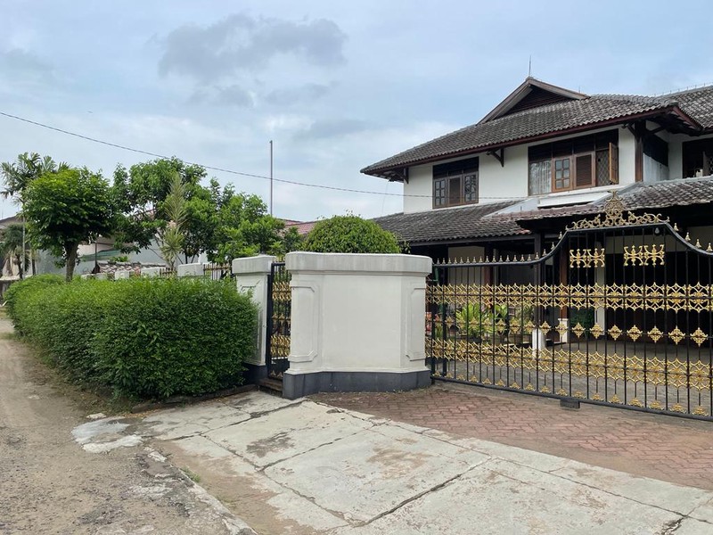 Rumah Mewah 2 Lantai Halaman Depan Belakang Luas Dekat MRT