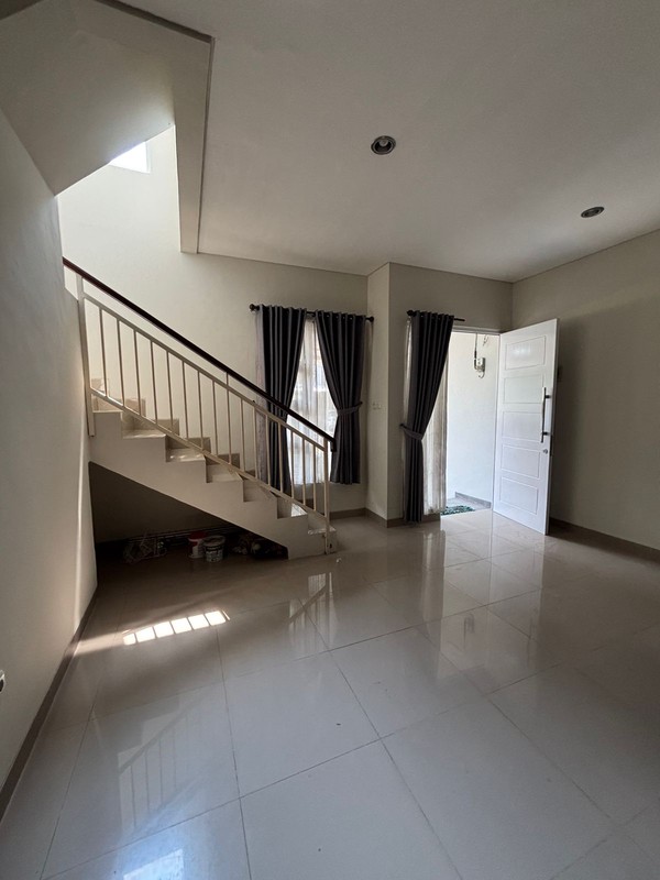 Hot Sale Rumah 2 Lantai Cantik dengan KT 2 KM 2 Sertifikar sudah SHM @Benda Baru, Pamulang