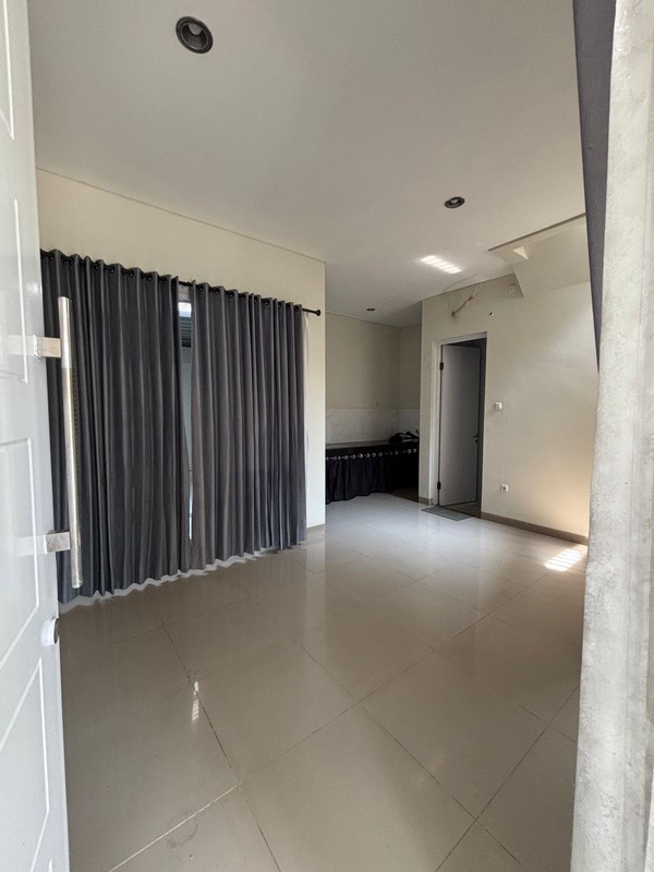 Hot Sale Rumah 2 Lantai Cantik dengan KT 2 KM 2 Sertifikar sudah SHM @Benda Baru, Pamulang