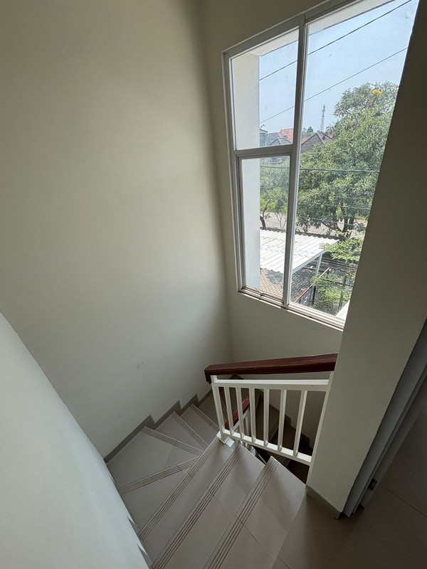 Hot Sale Rumah 2 Lantai Cantik dengan KT 2 KM 2 Sertifikar sudah SHM @Benda Baru, Pamulang