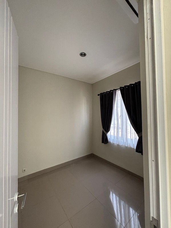 Hot Sale Rumah 2 Lantai Cantik dengan KT 2 KM 2 Sertifikar sudah SHM @Benda Baru, Pamulang