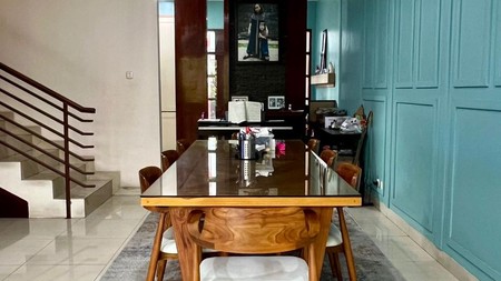 Rumah Cantik di Jakarta Selatan KT 2+1 KM 1+1, LT 200 m2 LB 240 Surat SHM.