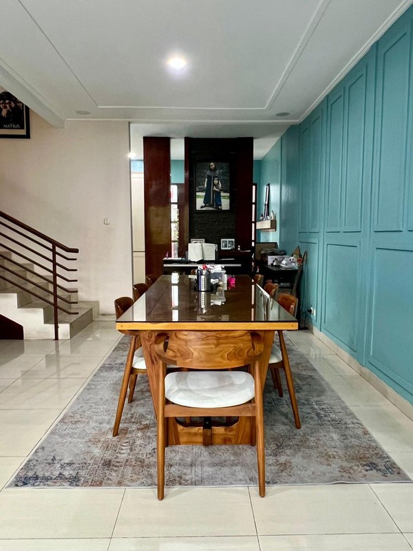 Rumah Cantik di Jakarta Selatan KT 2+1 KM 1+1, LT 200 m2 LB 240 Surat SHM.