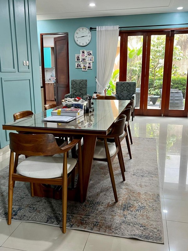 Rumah Cantik di Jakarta Selatan KT 2+1 KM 1+1, LT 200 m2 LB 240 Surat SHM.