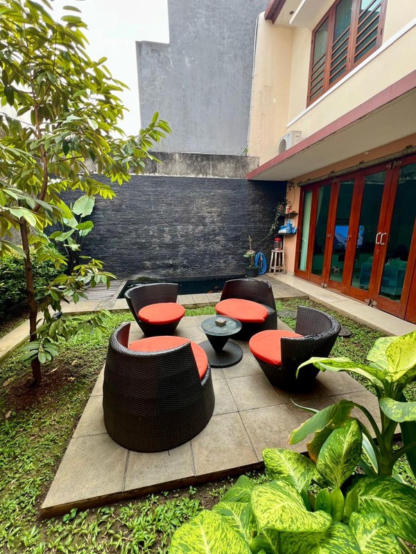 Rumah Cantik di Jakarta Selatan KT 2+1 KM 1+1, LT 200 m2 LB 240 Surat SHM.