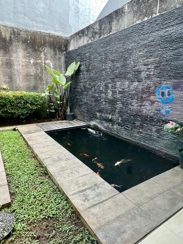 Rumah Cantik di Jakarta Selatan KT 2+1 KM 1+1, LT 200 m2 LB 240 Surat SHM.