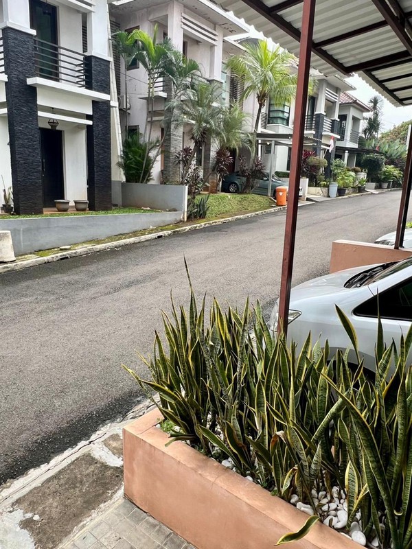 Rumah Cantik di Jakarta Selatan KT 2+1 KM 1+1, LT 200 m2 LB 240 Surat SHM.