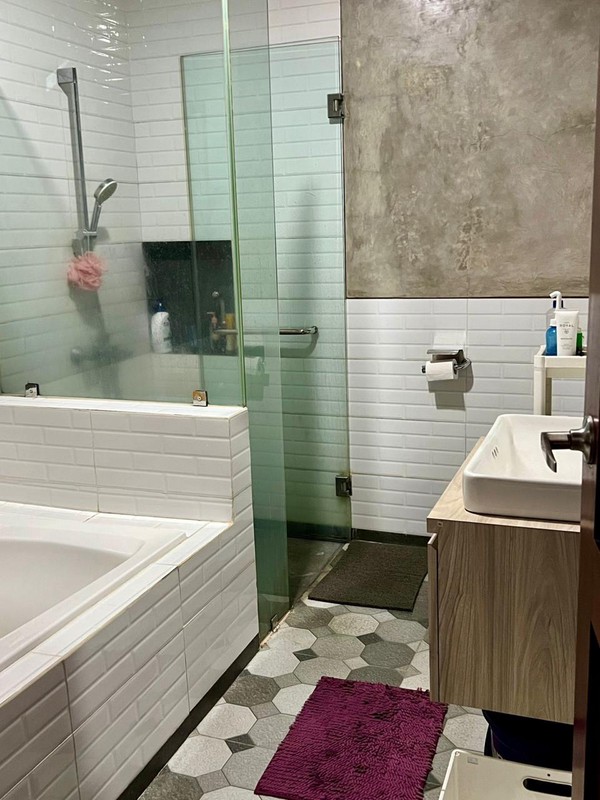 Rumah Cantik di Jakarta Selatan KT 2+1 KM 1+1, LT 200 m2 LB 240 Surat SHM.