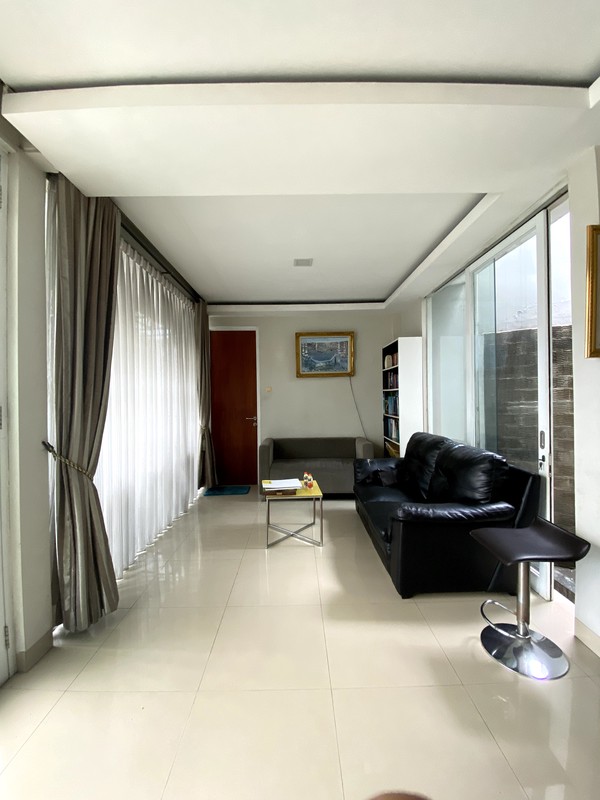 Dijual Rumah Mewah 3 Lantai di Meruya Ilir, Kembangan - Jakarta Barat