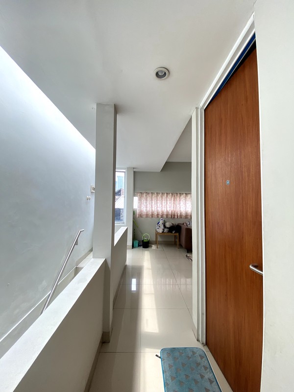 Dijual Rumah Mewah 3 Lantai di Meruya Ilir, Kembangan - Jakarta Barat