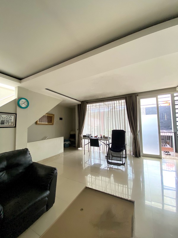 Dijual Rumah Mewah 3 Lantai di Meruya Ilir, Kembangan - Jakarta Barat