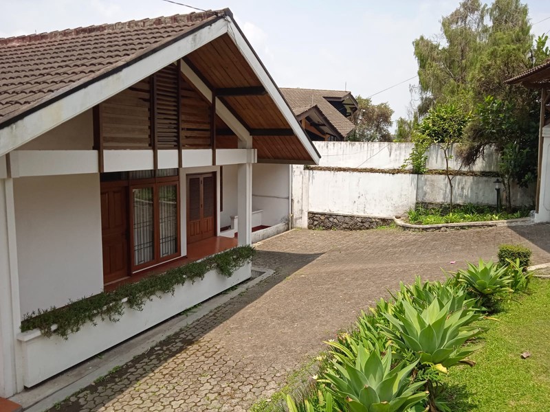 Dijual cepat villa di lokasi strategis di jl Jeprah dekat dengan jalan raya puncak - Cipanas