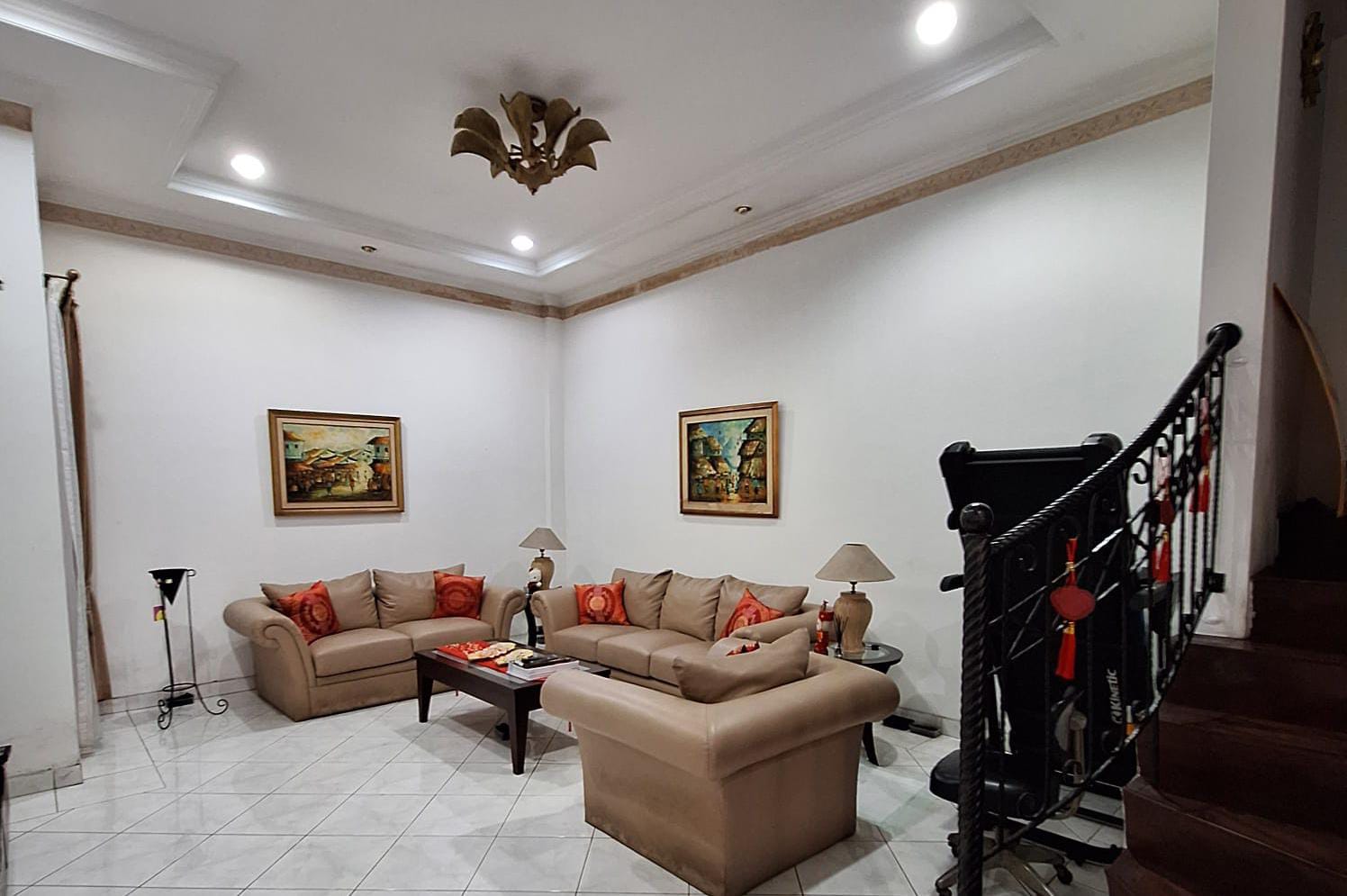 hunian bagus 3 tingkat di pusat kelapa gading semi furnished