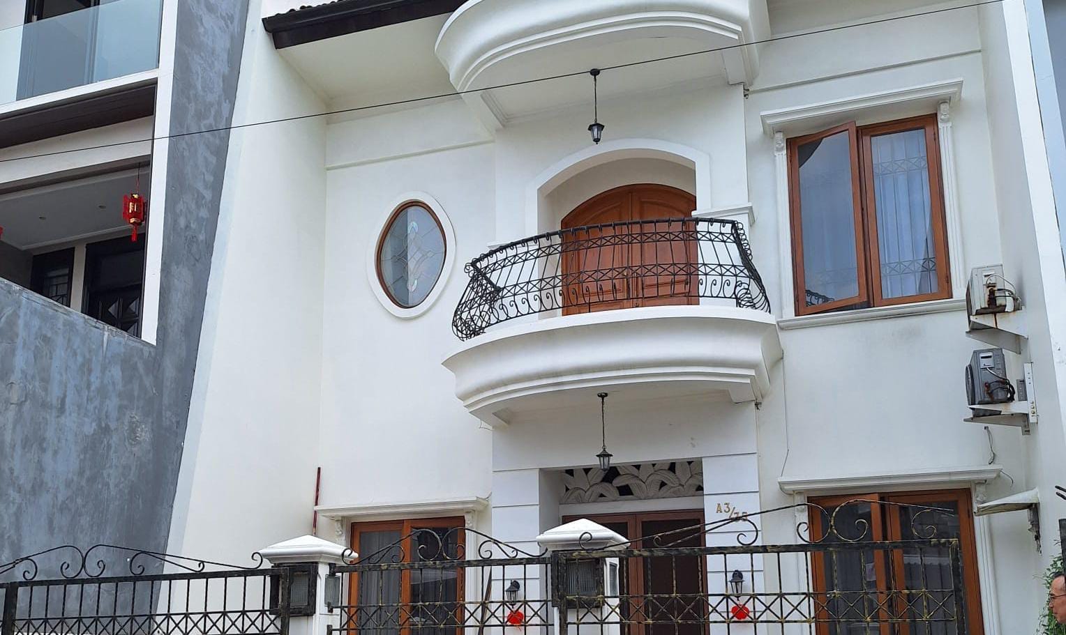 hunian bagus 3 tingkat di pusat kelapa gading semi furnished