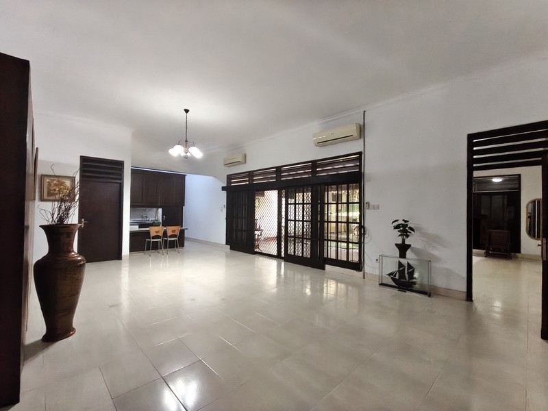 Rumah nyaman terawat private lokasi prime Kebayoran baru jakarta selatan