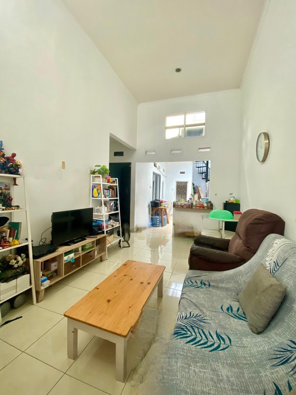 Rumah siap huni Lokasi strategis di Graha Raya 